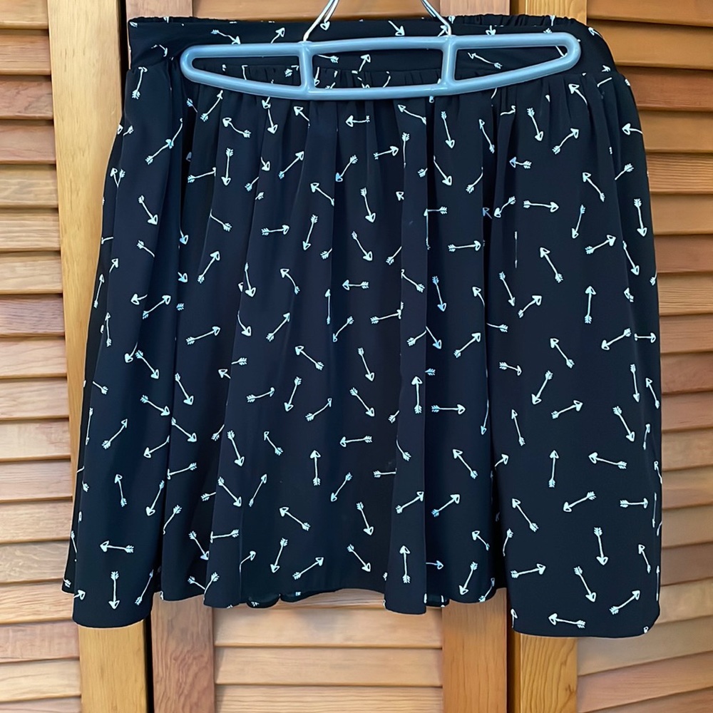 Lauren Conrad mini skirt, M, black with arrow print